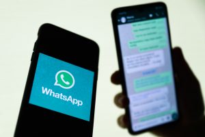 Un móvil con el logotipo de WhatsApp y el otro con una chat abierto.