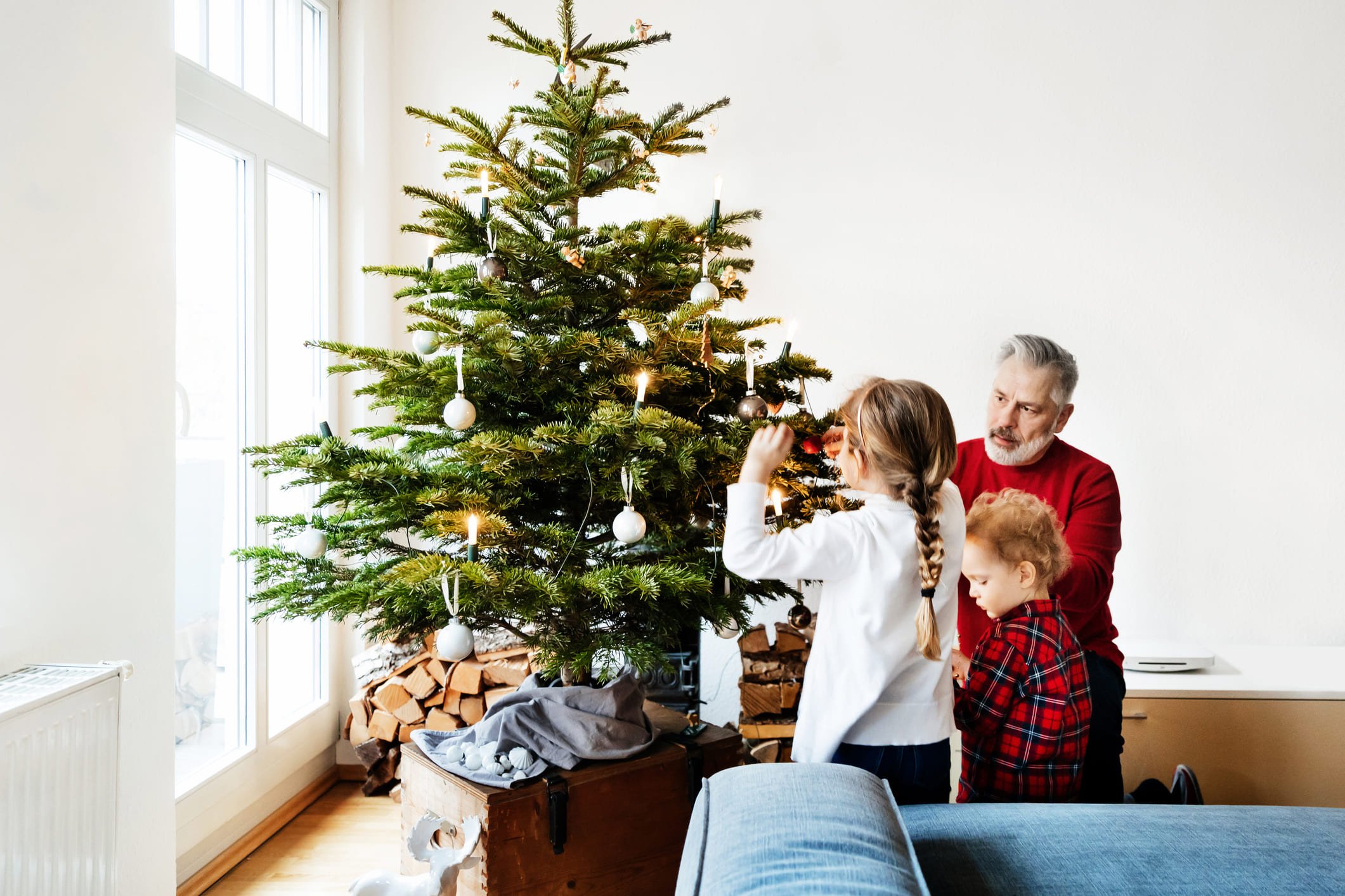 Niños poniendo el árbol de Navidad.