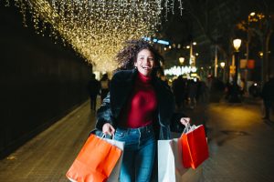Una chica sujetando las bolsas de las compras.