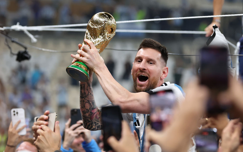 Messi levantando la copa del Mundial