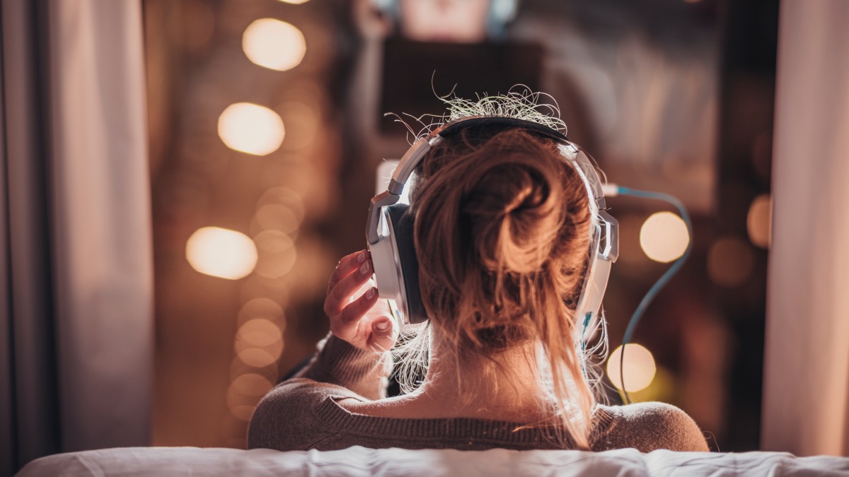 Una chica escuchando música