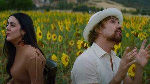 Una canción pequeña, desnuda, que se engrandece y se apaga