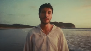 Sebastián Yatra en el videoclip de Básicamente