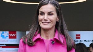 Reina Letizia luciendo su traje fucsia.