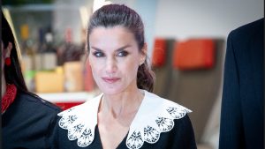 Doña Letizia posando con su jersey babero en FITUR.