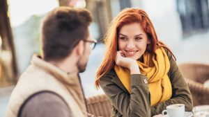 mujer Dos personas intercambian miradas en su primera cita.