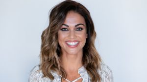 Lara Álvarez sonríente en la presentación de su perfume.