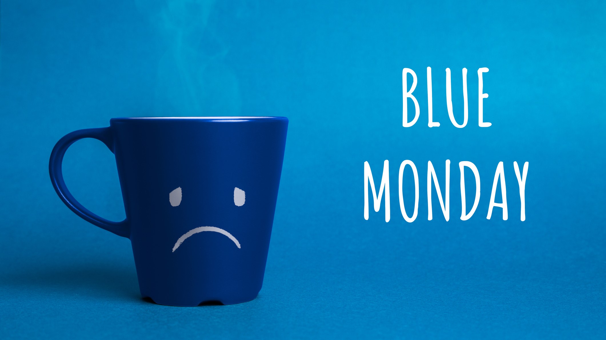 Creatividad en azul con una taza que tiene dibujada una cara triste y las palabras 'Blue Monday'.