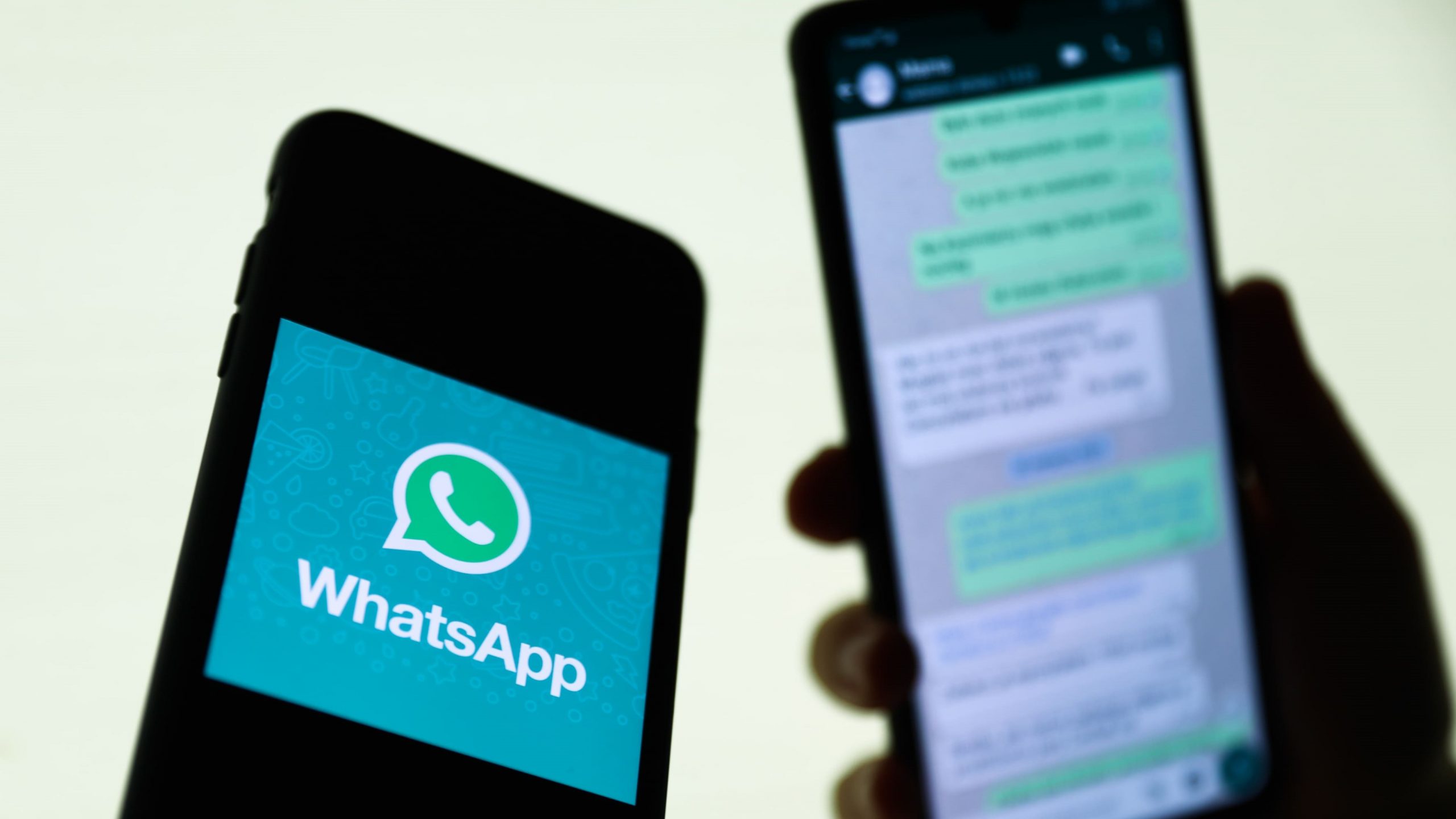 Un chat de conversación de WhatsApp en la pantalla de un móvil.
