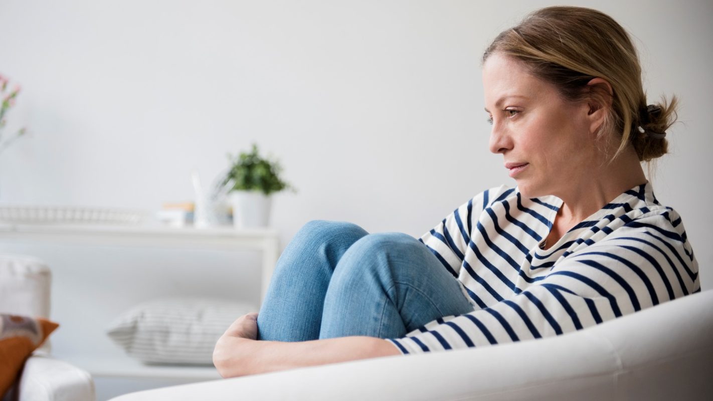Una mujer empieza a notar que la angustia la asola, una de las señales que indican que tienes depresión.