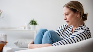 Una mujer empieza a notar que la angustia la asola, una de las señales que indican que tienes depresión.