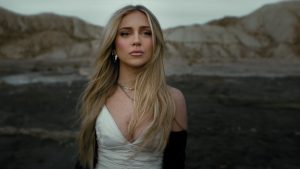 Ana Mena en el videoclip de su nueva tema: Un clásico