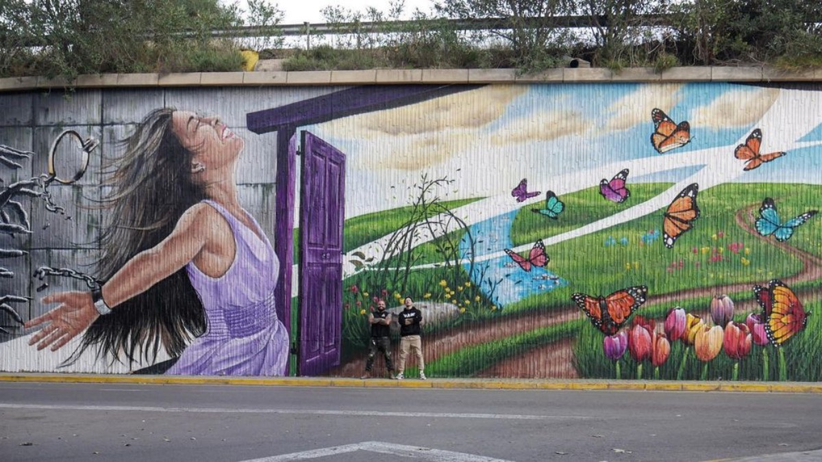 El mural inspirado en la canción La Puerta Violeta de Rozalén
