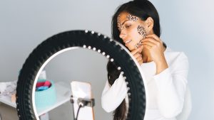 The Beauty Blogger Shows Ways Of Taping In Mobile With Ring Light, Communicates With Subscribers