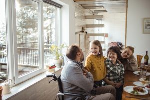 Varios miembros de la familia reunidos en la cocina.