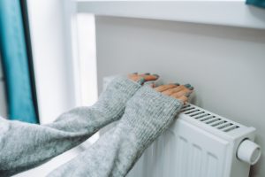 Una chica pasa frío pese a tener la calefacción.