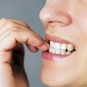 Una chica no para de morderse las uñas.