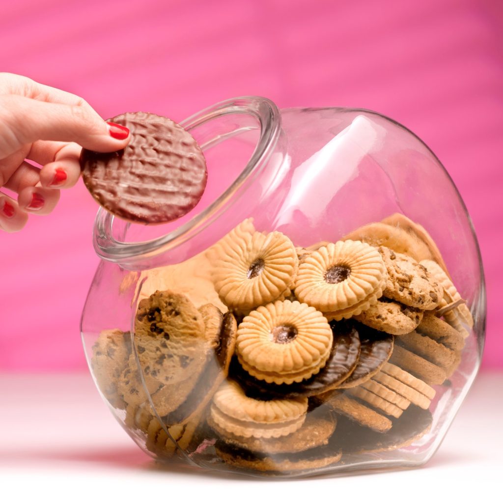 Varias galletas almacenadas en un tarro.