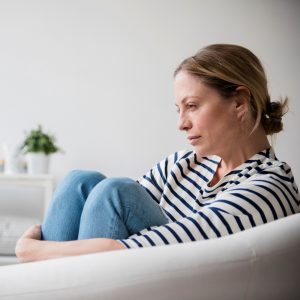 Una mujer empieza a ver señales de que no está bien anímicamente.