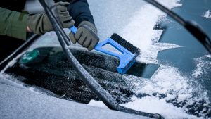 Cómo quitar el hielo de la luna del coche.