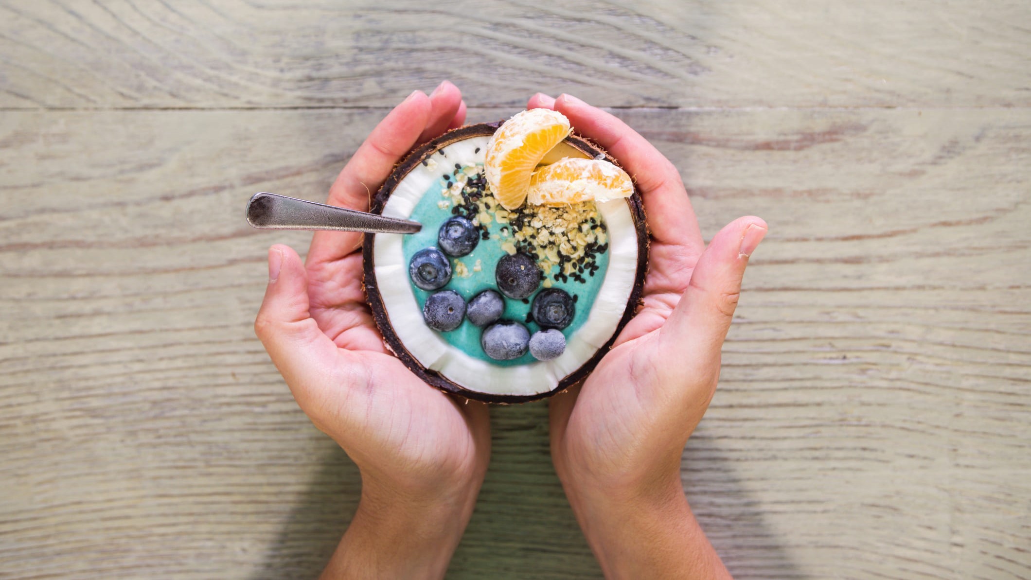 adelgazar Desayuno con yogurt, frutos secos y cítricos.