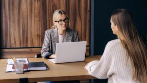 Una reclutadora entrevista a una candidata.