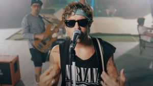 Álvaro de Luna en el videoclip de Portarse mal