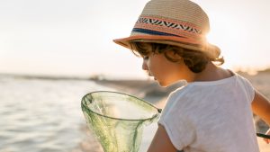 niño pescando madre