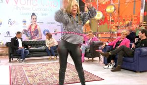 Belén Esteban bailando con un aro.