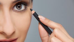 Así puedes borrar tu raya del ojo solo usando cinta adhesiva.