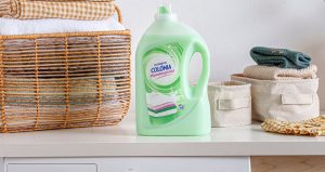 El detergente colonia de Mercadona encima de la lavadora.