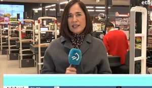 Un chico protagoniza un robo en pleno directo mientras una periodista graba su pieza infromativa.