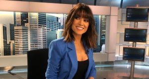 Arancha Morales sonriendo mientras trabaja en la mesa de los Informativos Telecinco.