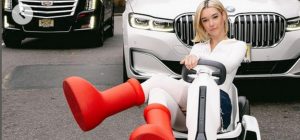 La modelo Sarah Snyder con las botas rojas gigantes.