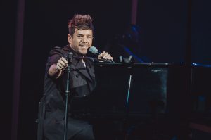 Pablo López cantando y tocando el piano en el concierto 'Dial Únicas'.