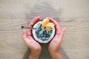 Desayuno con alimentos ricos en ácido fólico.