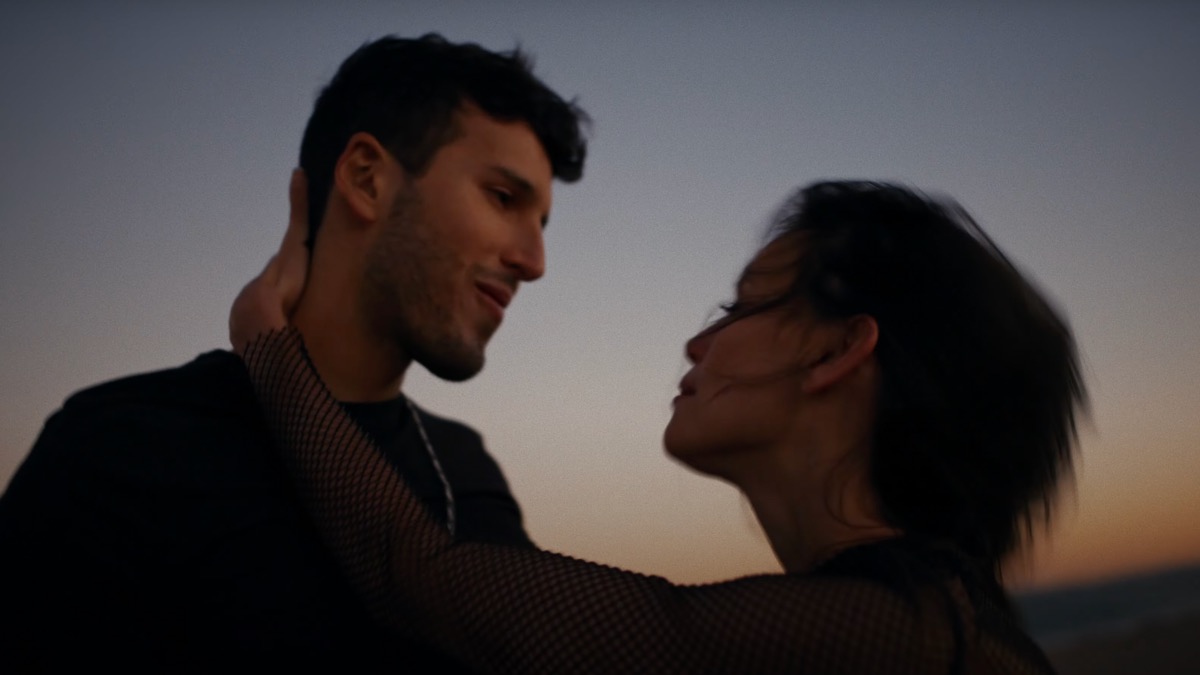Sebastián Yatra y Milenia Smit en el videoclip de Una noche sin pensar
