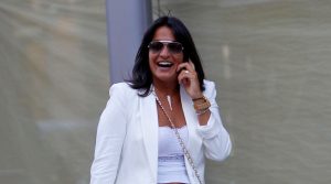 Aída Nízar sonriente hablando por teléfono.