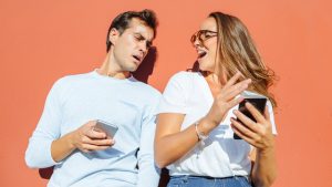 Tu pareja habla con su ex y te molesta