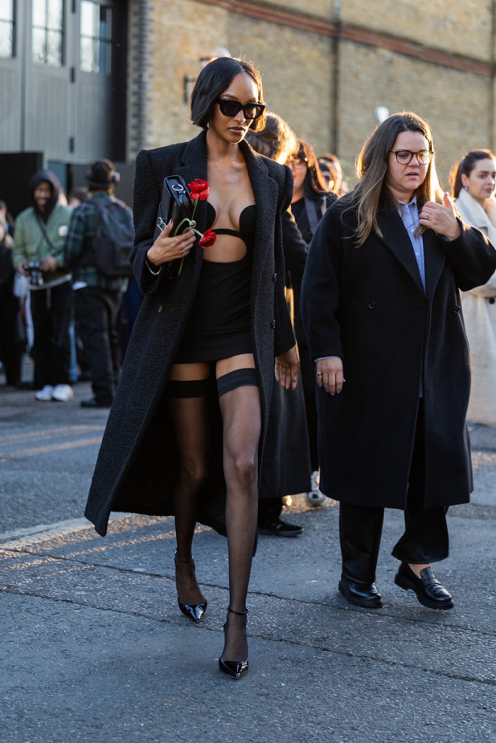 La modelo Jourdan Dunn llevando un corpiño negro en la London Fashion Week.