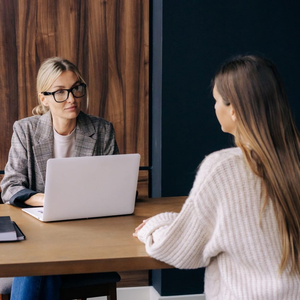 Una reclutadora entrevistando a la candidato en la oficina.