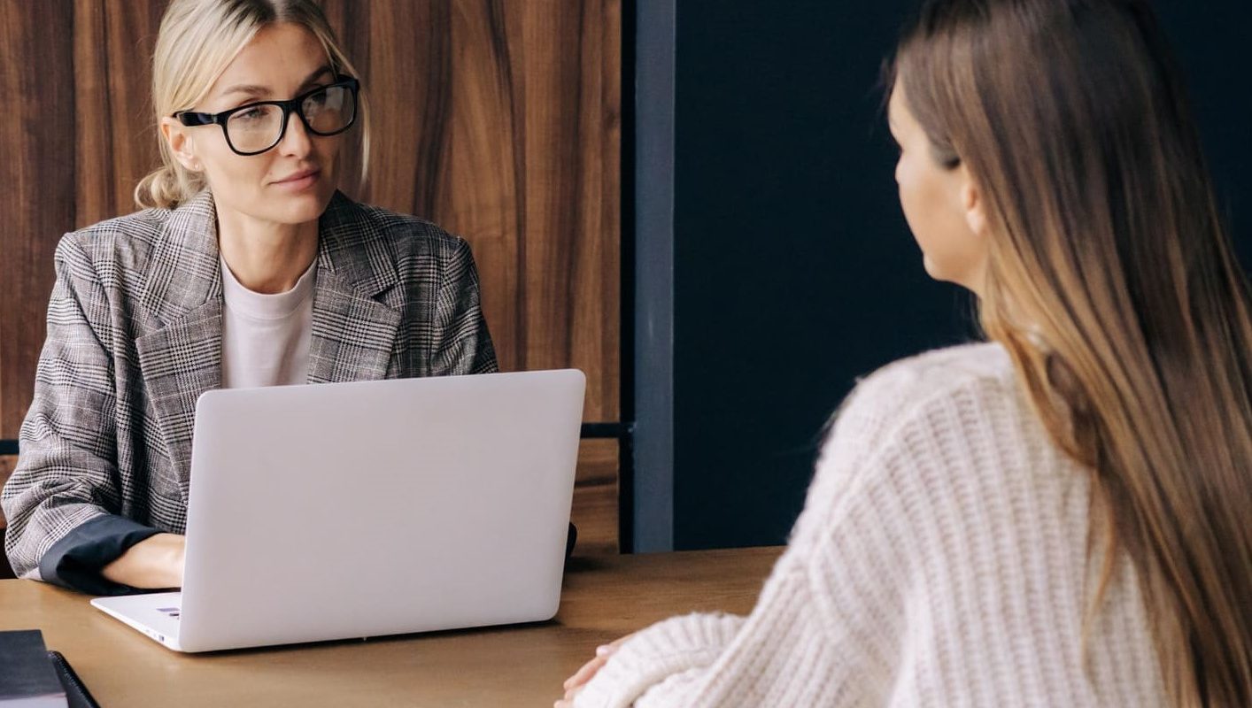 Una reclutadora entrevistando a la candidato en la oficina.