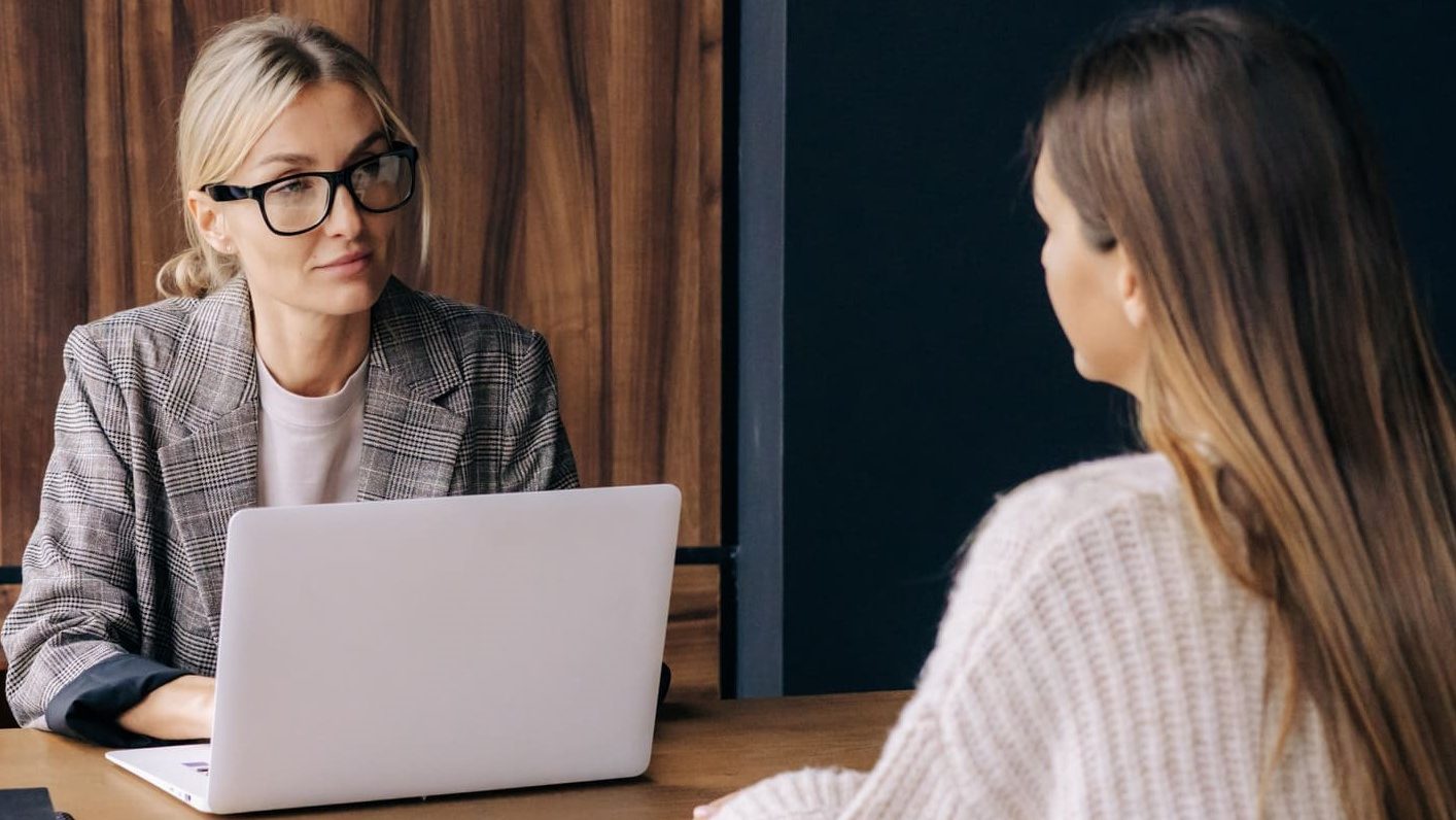 Una reclutadora entrevistando a la candidato en la oficina.