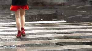 Trucos para que los zapatos no resbalen en la lluvia.