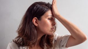 Una chica joven se olvida de las cosas importantes.