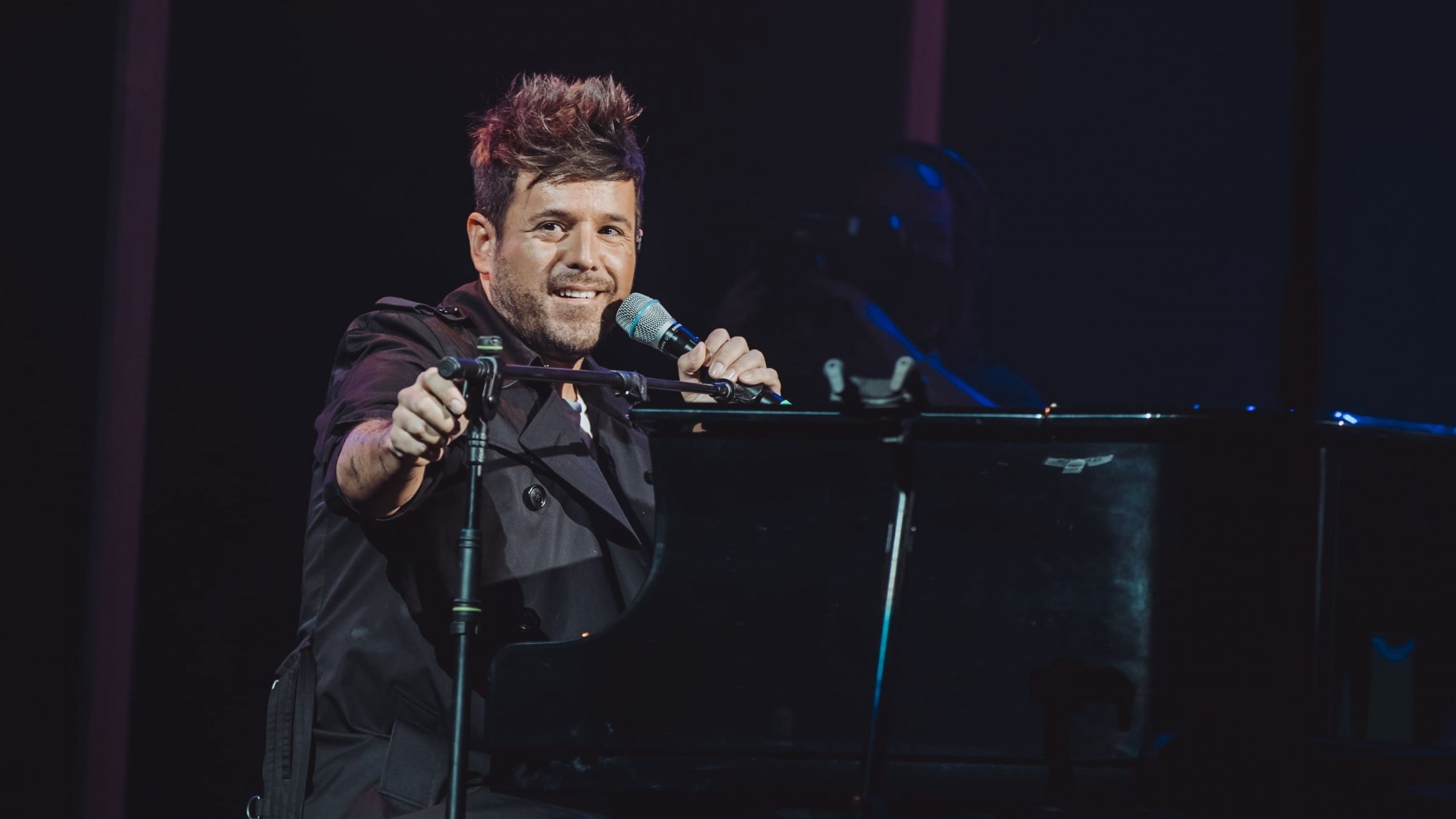 Pablo López cantando y tocando el piano en el concierto 'Dial Únicas'.