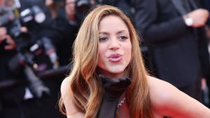 Shakira lanzando un beso en la pasarela del Festival de Cannes.