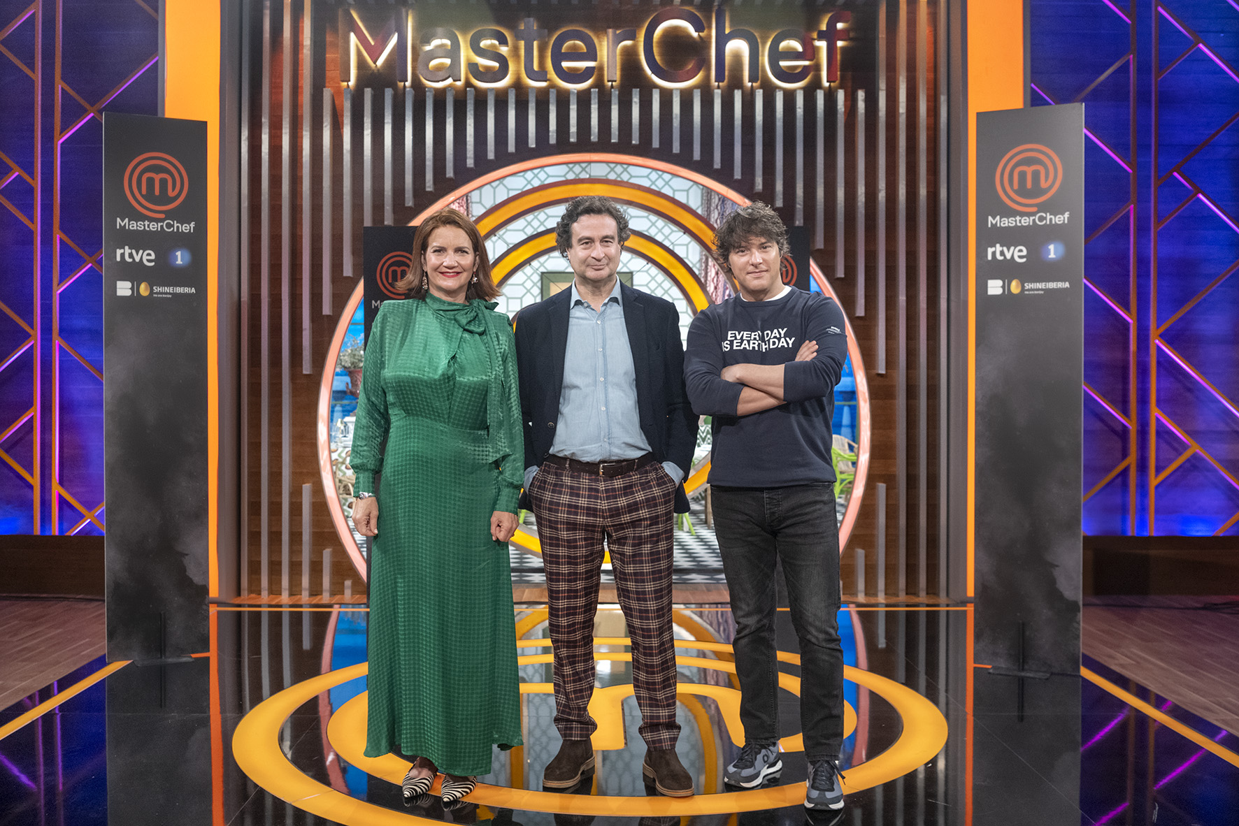 Samantha Vallejo-Nágara, Pepe Rodríguez y Jordi Cruz en las cocinas de MasterChef.