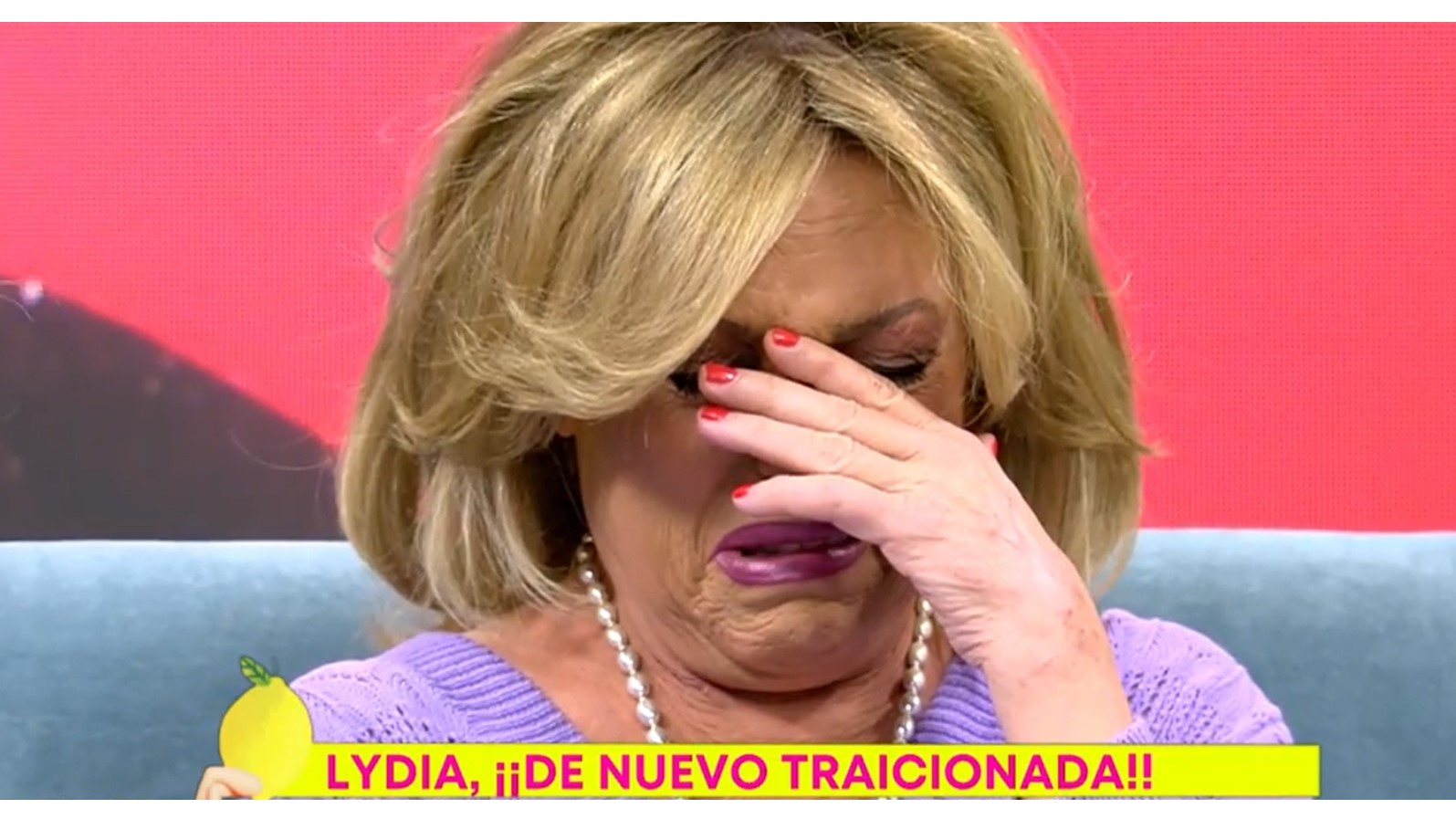 Lydia Lozano llorando en pleno directo en 'Sálvame'.