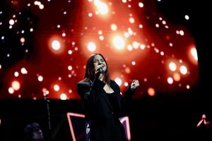 Marta Soto cantando en los Premios Dial 2023.